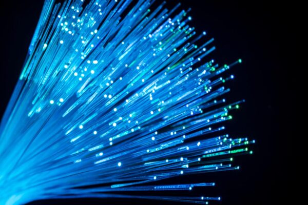 Jak działa światłowód? Wszystko, co warto wiedzieć o nowoczesnym internecie